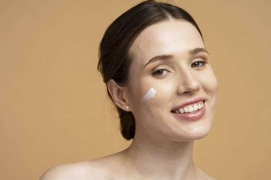 Peau mixte et sensible : comment hydrater sans briller ni irriter ?
